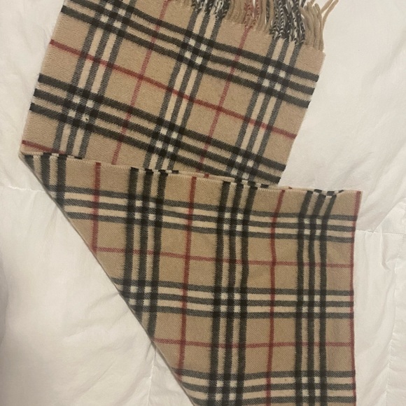 Burberry cashmere scarf 100% authentic - Picture 3 of 3